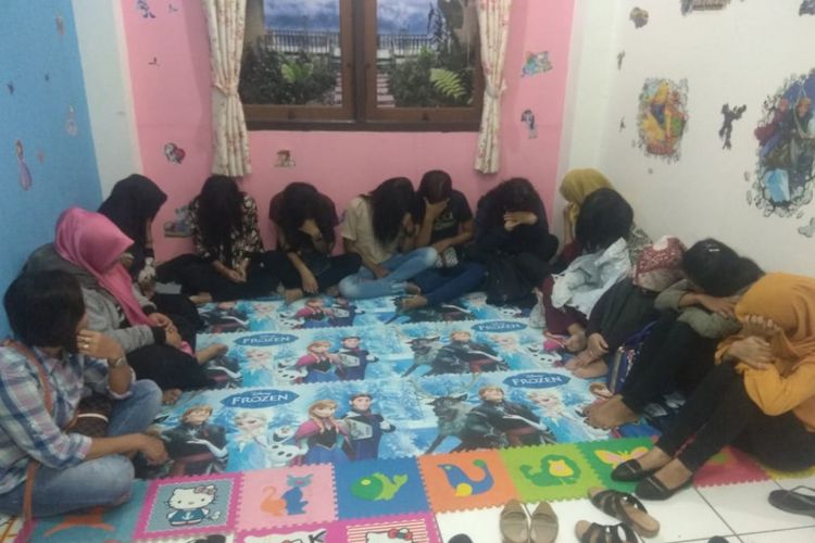 Polisi mengamankan 17 pasangan mesum yang menginap di rumah kos harian di Palembang, Sumatera Selatan, Rabu ( 31/10/2018). Dari 17 pasangan mesum tersebut, beberapa diantaranya adalah pelajar SMA.