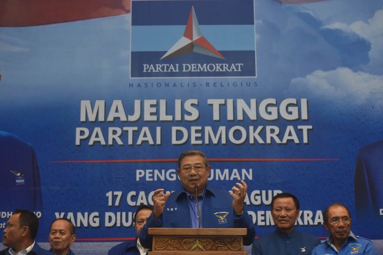 Ketua Umum Partai Demokrat Susilo Bambang Yudhoyono (tengah) menyampaikan keterangan terkait penetapan pasangan bakal calon gubernur dan wakil gubernur yang diusung partainya di Jakarta, Minggu (7/1). Partai Demokrat secara resmi mengumumkan 17 pasangan bakal cagub-cawagub dalam pilkada 2018 dimana 14 orang dari 17 pasangan tersebut merupakan kadernya. ANTARA FOTO/Akbar Nugroho Gumay/aww/18.