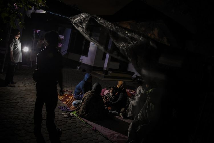 Warga membuat tenda dan memilih tetap berada di luar rumah pascagempa di Ampenan, Mataram, NTB, Minggu (19/8/2018). Gempa bumi berkekuatan 7 Skala Richter kembali mengguncang Lombok pada Minggu malam pukul 22.56 Wita yang berpusat di timur laut Lombok Timur pada kedalaman 10 km.