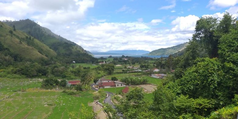 Lembah Bakkara yang dilihat dari ketinggian di Desa Marbun Tonga Marbun Dolok, Kecamatan Baktiraja, Kabupaten Humbang Hasundutan (Humbahas), Sumatera Utara.
