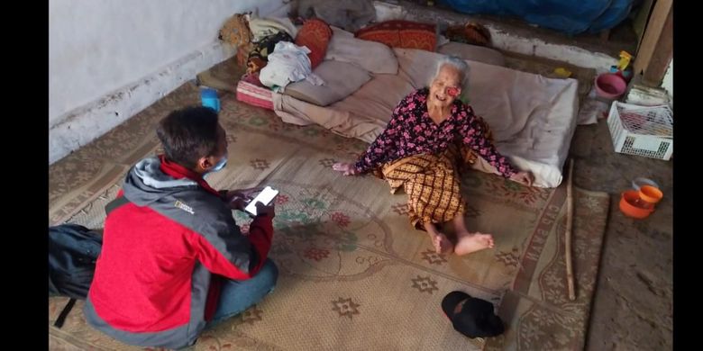 Inilah kondisi Mbah Siam (86) saat ditemui di rumahnya di Dusun Kwangsen, Desa Kwangsen, Kecamatan Jiwan, Kabupaten Madiun, Jawa Timur, Kamis ( 20/12/2018) siang.