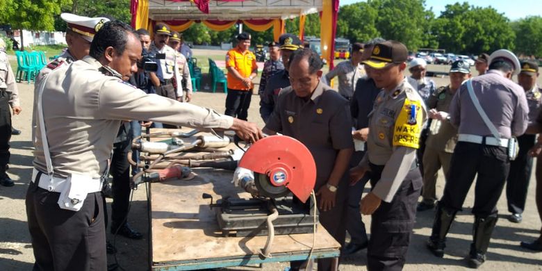 Polres Sikka menggelar apel bersama persiapan dalam rangka memberikan rasa aman perayaan Natal dan tahun baru di halaman Polres Sikka, Maumere, Senin (24/12/2018). 