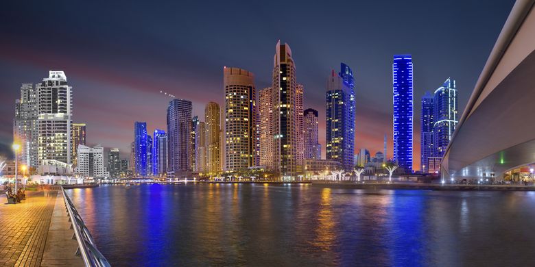 Ilustrasi Dubai Marina di malam hari