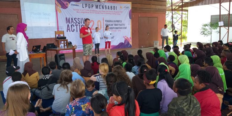 Penerima beasiswa Lembaga Dana Pengeloaan Pendidikan (LPDP) menggelar program Massive Action 2019 (MA) secara serentak di 27 provinsi Indonesia, 21-25 Februari 2019, termasuk di Wamena, Kabupaten Jayawijaya, Papua (23/2/2019).