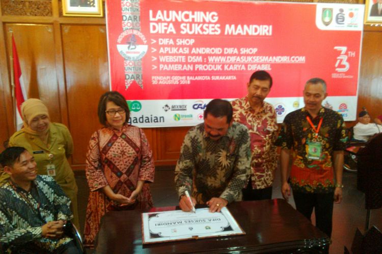 Wali Kota Surakarta, FX Hadi Rudyatmo menandatangani program peluncuran program pemberdayaan ekonomi Difabel Sukses Mandiri (DSM) di Pendapi Gede Balai Kota Solo, Jawa Tengah, Senin (20/8/2018). 