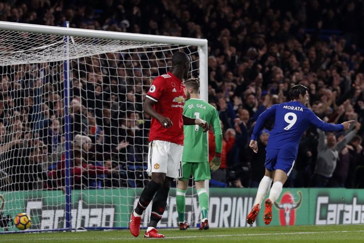 Alvaro Morata mencetak gol kemenangan Chelsea atas Manchester United pada pertandingan Premier League di Stadion Stamford Bridge, Minggu (5/11/2017).