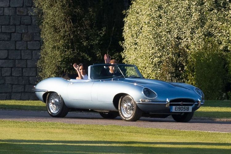Pasangan Pangeran Harry dan Meghan Markle mengendarai Jaguar E-Type Concept Zero saat pergi ke acara pesta pernikahan mereka pada Sabtu (19/5/2018). 