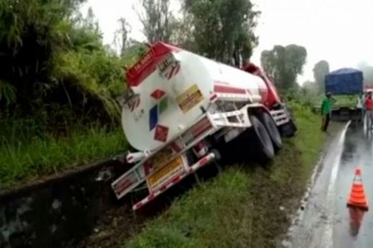 Hindari bus, truk distributor BBM PT Pertamina terguling di jalan Trans Sulawesi, Senin (28/5/2018)