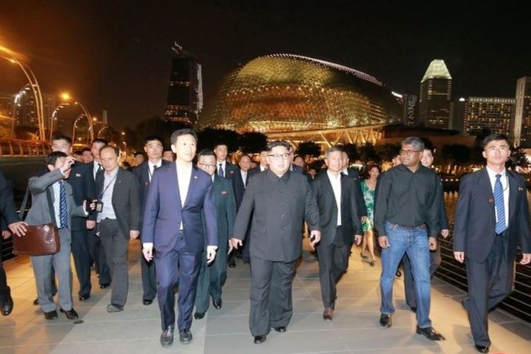 Ditemani oleh personel keamanannya, Kim memutuskan untuk melakukan walkabout di negara kota itu Senin malam