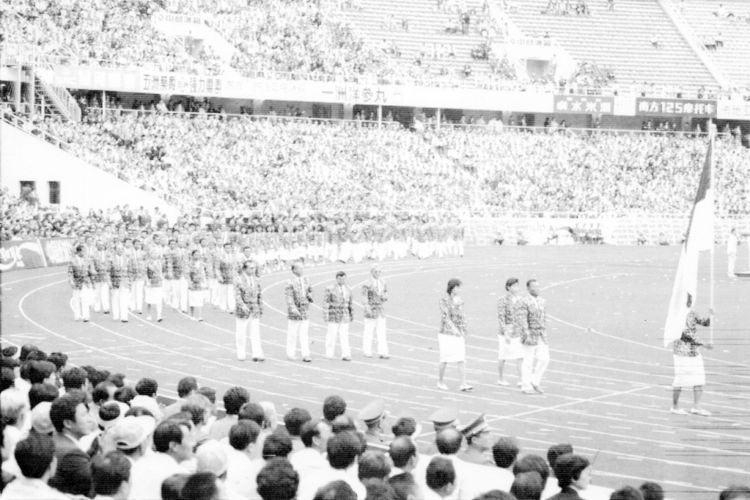 Untuk pertama kalinya bendera merah putih diarak di Cina, sejak normalisasi hubungan Indonesia-Cina Agustus lalu. Pejudo juara Asia Tenggara, Pujawati Utama Susila Rahayu, memimpin di barisan terdepan pada parade pembukaan Asian Games XI di Stadion Pekerja, Beijing, hari Sabtu (22/9). Delegasi Indonesia berkekuatan 228 atlet dan ofisial.