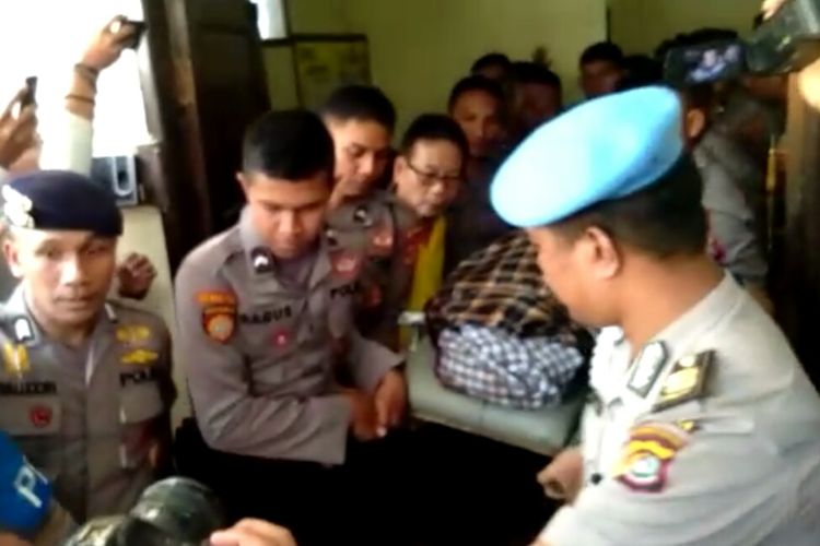 Jenazah anggota Polda Sultra dibawa keluar dari ruang mayat RS Bhayangkara, selanjutnya dibawa ke rumah duka di Kabupaten Kolaka Utara, Senin (3/9/2018). 