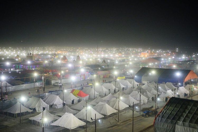 Tenda-tenda di sekitar kawasan ritual Kumbh Mela