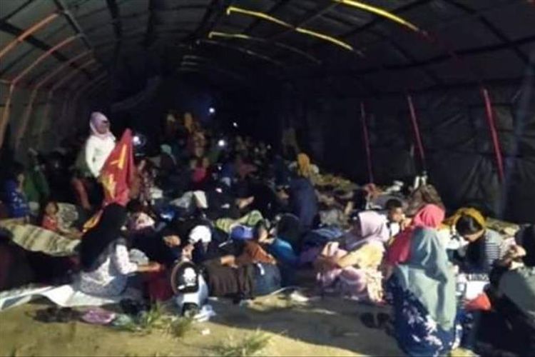 Warga Labuha, Kabupaten Halmahera Selatan memilih mengungsi dan tidur di tenda darurat setelah gempa bermagnitudo 7.2 mengguncang wilayah tersebut, Minggu (14/7/2019)  