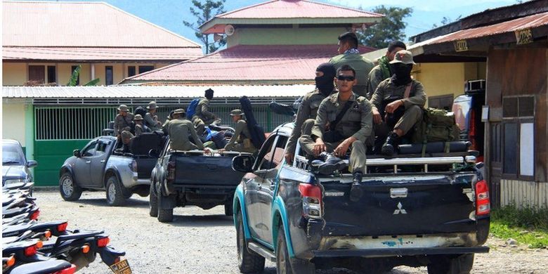 Sejumlah personel Brimob dikerahkan untuk melakukan pengejaran terhadap pelaku penembakan para pekerja proyek pembangunan jembatan Trans Papua di Kabupaten Nduga. 