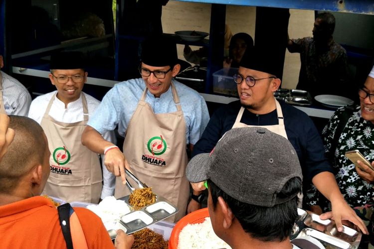 Bakal Cawapres Sandiaga Uno saat menjadi pelayan Waroeng Makan Dhuafa di Kantor PP Muhammdiyah, Jakarta, Jumat (14/9/2018)