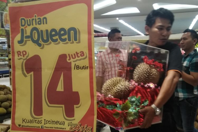 Durian J-Queen dengan harga Rp 14 juta per butir sedang dipajangkan kembali setelah sebelumnya dua butir durian sama laku terjual di Plaza Asia, Kota Tasikmalaya, Sabtu (26/1/2019).