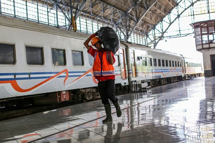 Seorang petugas berjalan di samping gerbong kereta api lokal di Stasiun Tanjung Priok, Jakarta Utara, Kamis (7/9/2017). Sejak dioperasikan kembali rute Tanjung Priok-Jakarta Kota, jumlah penumpang yang naik dan turun di stasiun itu terus meningkat, tercatat sejak Februari rata-rata 1.000 orang di hari biasa dan mencapai 1.300 orang di hari libur.