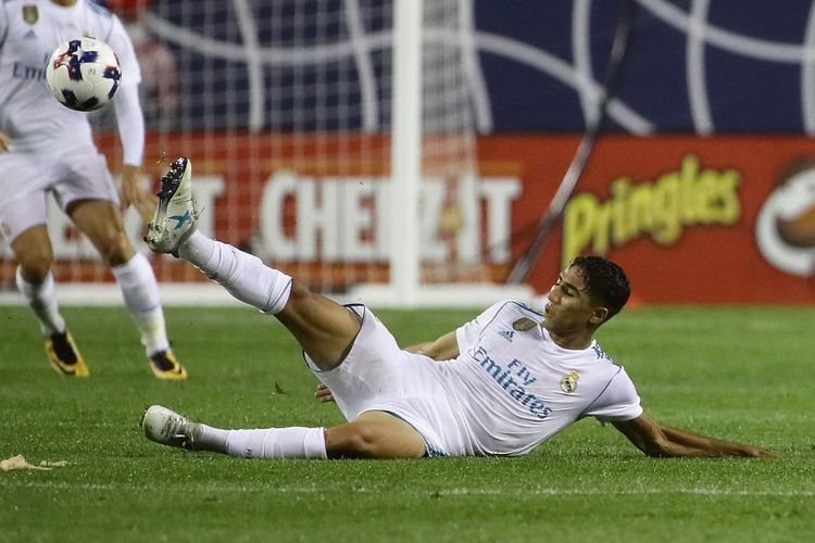Bek berusia 18 tahun milik Real Madrid, Achraf Hakimi, beraksi dalam pertandingan melawan MLS All-Stars dalam pertandingan pramusim di Soldier Field, Chicago, Illinois, pada 2 Agustus 2017.