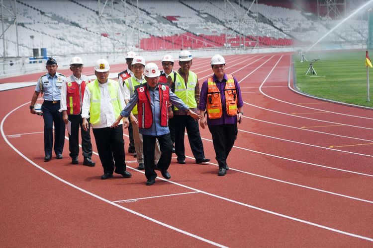 Wakil Presiden Jusuf Kalla (tengah) didampingi Ketua INASGOC Erick Thohir (kanan), Menteri PUPR Basuki Hadimuljono (ketiga kiri) dan Sesmenpora Gatot S Dewa Broto (kedua kanan) serta sejumlah jajaran meninjau proyek renovasi Stadion Utama Gelora Bung Karno, Senayan, Jakarta, Selasa (3/10).  Wapres Jusuf Kalla mengunjungi sejumlah venue Asian Games 2018 untuk memastikan proyek tersebut selesai sesuai target. ANTARA FOTO/Sigid Kurniawan/ama/17.