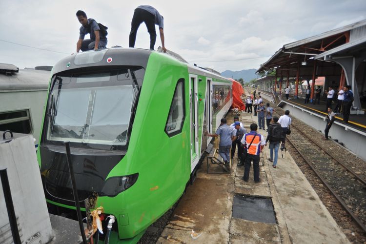 Petugas mengecek kondisi Kereta Rel Diesel Elektrik (KRDE) Bandara Internasional Minangkabau (BIM), seusai membuka pembungkus terpal, di Stasiun Simp Haru, Padang, Sumatera Barat, Jumat (23/2). KRDE dengan nama Minangkabau Ekspress yang berkapasitas maksimal 589 penumpang itu sementara disimpan di dipo lokomotif dan akan dilakukan ujicoba pada Senin (26/2). ANTARA FOTO/Iggoy el Fitra/foc/18.