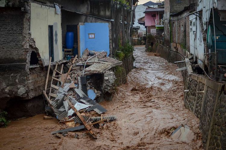 Suasana rumah yang roboh akibat banjir bandang di Kecamatan Jatihandap, Bandung, Jawa Barat, Selasa (20/3/2018). Banjir bandang yang disertai lumpur tersebut disebabkan oleh luapan Sungai Cipamokolan akibat intensitas hujan yang tinggi di beberapa wilayah Kota Bandung.