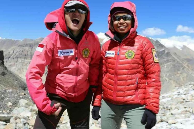 ?Dua pendaki tim Wissemu Fransiska Dimitri Inkiriwang (Deedee) dan Mathilda Dwi Lestari (Hilda) akhirnya berhasil menaklukkan Gunung Everest yang memiliki ketinggian mencapai 8.848 mdpl. Dua srikandi ini menapakkan kaki di titik tertinggi di dunia tepat pukul 05.50 waktu setempat atau pukul 07.05 WIB, Kamis (17/5/2018). 