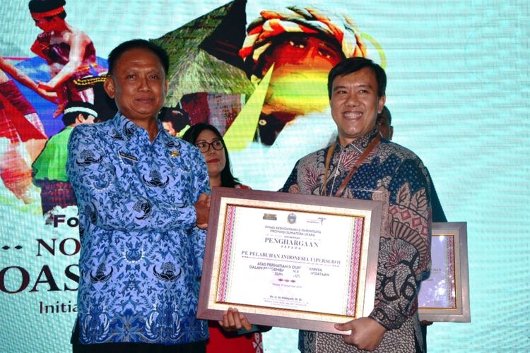 Keseriusan PT Pelindo I (Persero) mengembangkan Desa Wisata Tomok di Kabupaten Samosir, Sumatera Utara, mendapat penghargaan dari Dinas Kebudayaan dan Pariwisata Provinsi Sumut, Rabu (26/12/2018). 