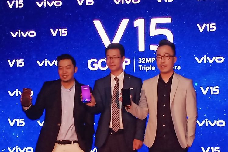 Ilustrasi peluncuran Vivo V15 bersama tiga petinggi Vivo
Ket. Foto (ki-ka): Yoga Samiaji (Senior Product Manager Vivo Mobile Indonesia), Allan Feng (CEO Vivo Mobile Indonesia), Edy Kusuma (General Manager for Brand and Activation Vivo Indonesia)