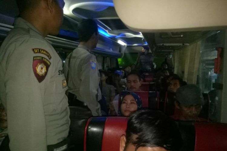 Polres Karawang bersama Kodim 0604 melakukan operasi penyekatan di akses masuk dan keluar Karawang menuju Jakarta selama 24 jam sejak Selasa (21/5/2019).