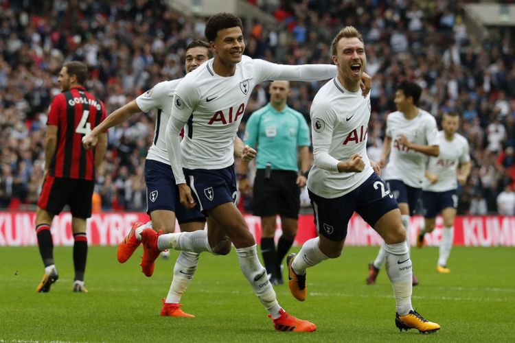 Dele Alli ikut merayakan gol Christian Eriksen saat Tottenham Hotspur menang atas Bournemouth di Stadion White Hart Lane, Sabtu (14/10/2017).