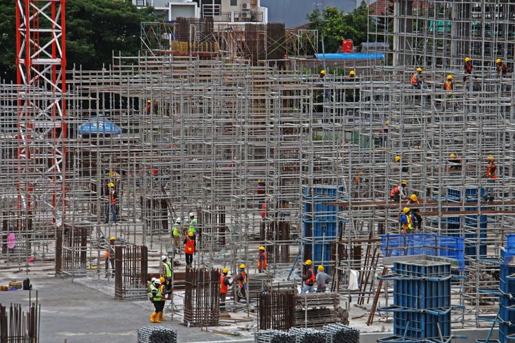 Suasana pengerjaan proyek Light Rail Transit (LRT) di Depo LRT, Kelapa Gading, Jakarta, Kamis (25/01/2018). Rencananya LRT akan mulai beroperasi 13 Agustus 2018, lima hari sebelum pembukaan Asian Games yang dijadwalkan pada 18 Agustus 2018.