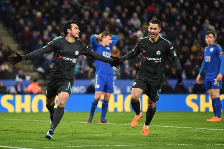 Gelandang Chelsea Eden Hazard ikut merayakan gol Pedrro Rodriguez ke gawang Leicester City pada pertandingan perempat final Piala FA di Stadion King Power, Minggu (18/3/2018).