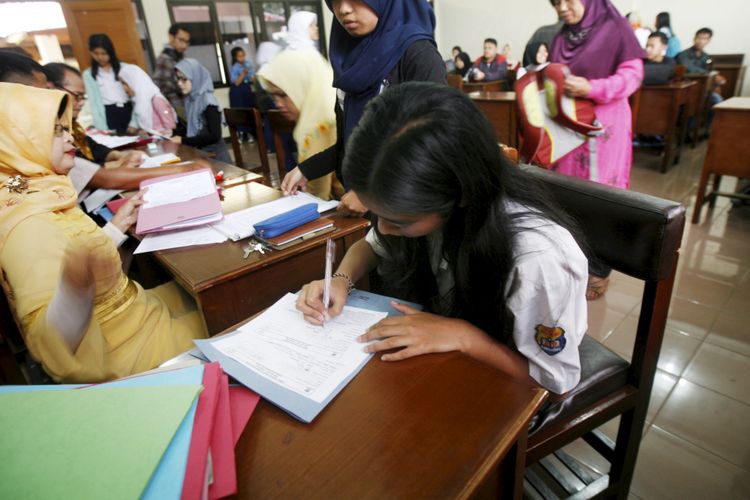 Ikuti Pendaftaran Penerimaan Siswa Baru - Sejumlah calon siswa didampingi orangtuanya mengikuti Penerimaan Peserta Didik Baru di SMK Negeri I Kota Bandung, Jawa Barat, Rabu (3/6/15). Proses PPDB tingkat SMA di Bandung sudah dimulai dan untuk gelombang pertama mulai tanggal 1 Juni hingga 9 Juni dibuka untu jalur non akademis, seperti jalur prestasi dan calon siswa dengan surat keterangan tidak mampu.