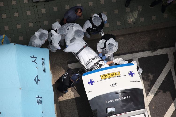 Petugas memasukkan jenazah anggota DPR Korea Selatan yang bernama Roh Hoe Chan ke ambulans. Roh dilaporkan bunuh diri setelah diduga menerima uang suap.