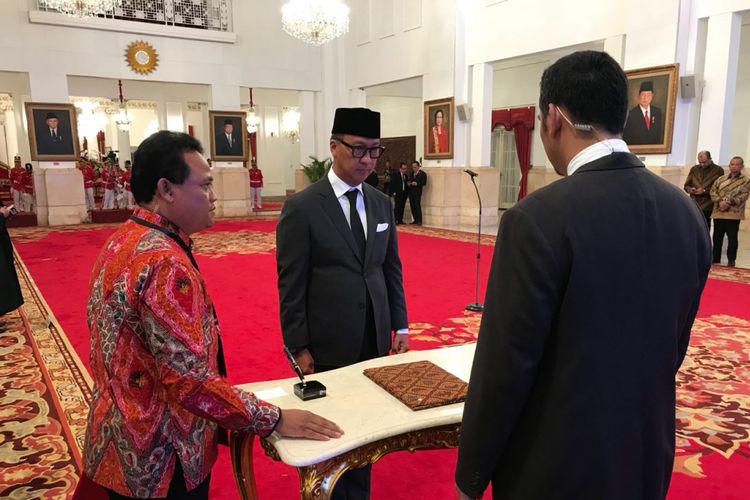 Agus Gumiwang Kartasasmita saat mengikuti geladi bersih pelantikan dirinya sebagai Menteri Sosial di Istana Negara Jakarta, Jumat (24/8/2018).