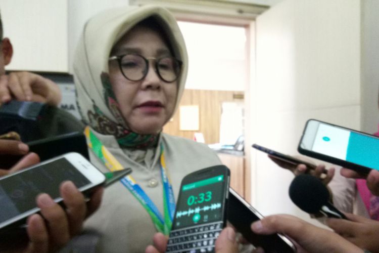 Direktur Utama Rumah Sakit Hasan Sadikin  (RSHS) dr. R. Nina Susana Dewi tengah menjelaskan kondisi pasien Sunarti saat dirawat di RSHS Bandung sebelum akhirnya dipulangkan ke Rumahnya.
