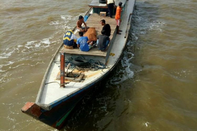 Jenazah Dermawan diselimuti kain batik saat dibawa nelayan menuju Sukadana, Kabupaten Kayong Utara, Kalimantan Barat (29/7/2017).