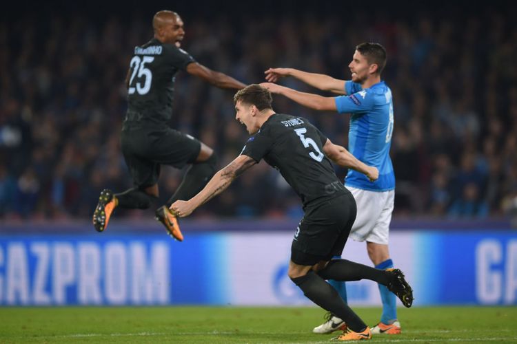 Bek Manchester City, John Stones, merayakan golnya ke gawang Napoli pada pertandingan Liga Champions di Stadion San Paolo, Rabu (1/11/2017).