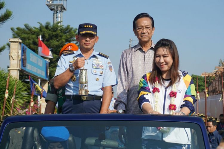 Kepala Staf TNI Angkatan Udara (KSAU) Marsekal Madya TNI Yuyu Sutisna membawa Api Obor Asian Games yang diambil dari India ditemani Gubernur DIY Sri Sultan HB X dan mantan pebulutangkis Susi Susanti menuju Museum Pusat Angkatan Udara Mandala Yogyakarta, Selasa (17/7/2018). 