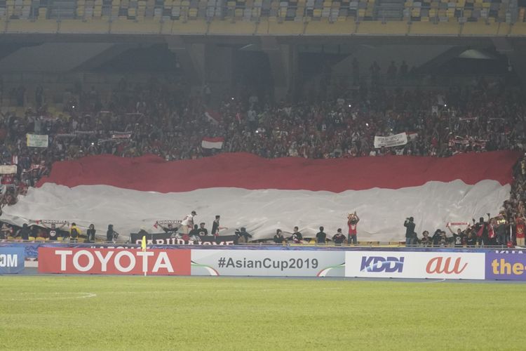 Sang Merah Putih berkibar di salah satu tribune Stadion Bukit Jalil jelang laga Timnas U-16 Indonesia vs India pada laga pamungkas Grup C Piala Asia U-16 2018, 27 September 2018. 