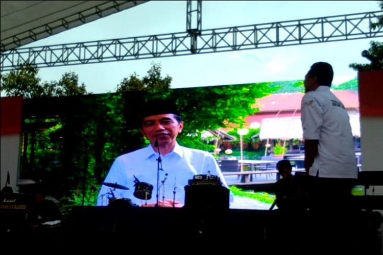 Capres no 01 Jokowi menyapa relawa Fortuna dan simpatasinya lewat video di Kendari.(KOMPAS.com/ KIKI ANDI PATI)