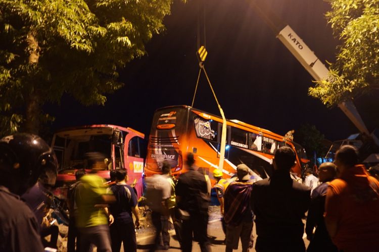 Kecelakaan antara bus Bali Radiance dan bus Titian Mas di Kapuran Ketapang Banyuwangi pada Rabu (26/12/2018) menjelang tengah malam yang mengakibatkan jalur Pantura yang menghubungkan Situbondo dan Pelabuhan Ketapang Banyuwangi macet total pada Kamis (27/12/2018). 