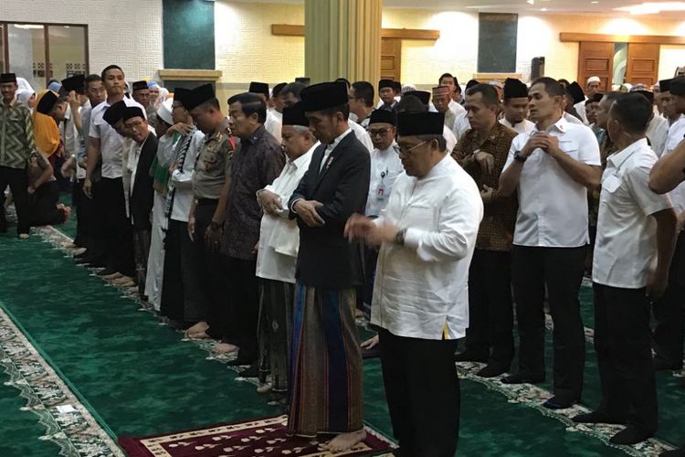 Presiden Joko Widodo menunaikan ibadah salat Isya sebelum menunaikan ibadah salat tarawih di Masjid Islamic Center Kabupaten Indramayu, Jawa Barat, Rabu (6/6/2018).