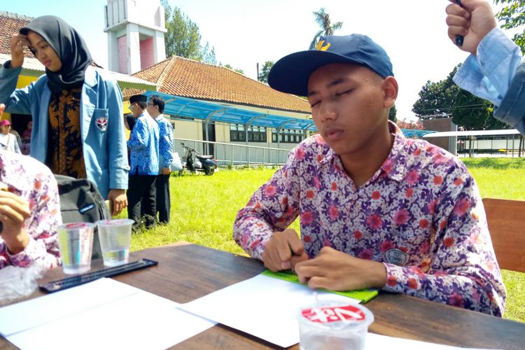 Seorang siswa SLBN A Kota Bandung tengah menulis sepucuk surat berisi harapannya kepada Presiden Joko Widodo, di Halaman Sekolah SLBN A kota Bandung, Kamis (29/11/2018).