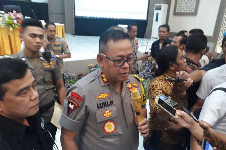 Kapolda Jatim Irjen Luki Hermawan saat memberikan update kasus amblesnya Jalan Raya Gubeng di Surabaya, Jumat (28/12/2018). 