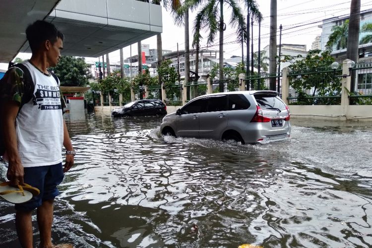 Kawasan Ruko Grosir Tekstil Mangga Dua, Jakarta Utara terendam Banjir, Selasa (5/3/2019)