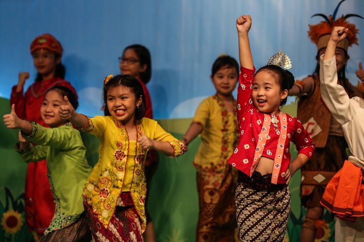 Peserta paduan suara tampil dalam babak final lomba paduan suara anak TK-SD Dendang Kencana di Bentara Budaya Jakarta, Palmerah Selatan, Jakarta Pusat, Sabtu (28/10/2017). Sebanyak 26 finalis siap memperebutkan gelar juara dalam babak final, terdiri dari 12 peserta kategori TK dan 14 peserta kategori SD.