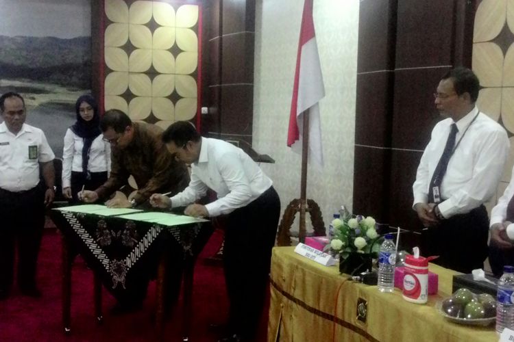 PT Angkasa Pura I (Persero) dan Pemkab Kulon Progo menandatangani MoU di Ruang Sermo Kompleks Pemkab Kulon Progo, Senin (3/12/2018). Keduanya komit untuk mengembangkan SDM, pemberdayaan PDAM Kulon Progo, maupun membuka peluang kerja sama bagi badan usaha lain di Kulon Progo. 