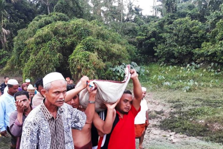 Alfinur Rizki (17) siswa MAN Matangkuli, akhirnya ditemukan dalam kondisi tewas di Krueng (sungai) Keureuto, di Desa Baro, Kecamatan Matangkuli, Kabupaten Aceh Utara, Kamis (21/2/2019).