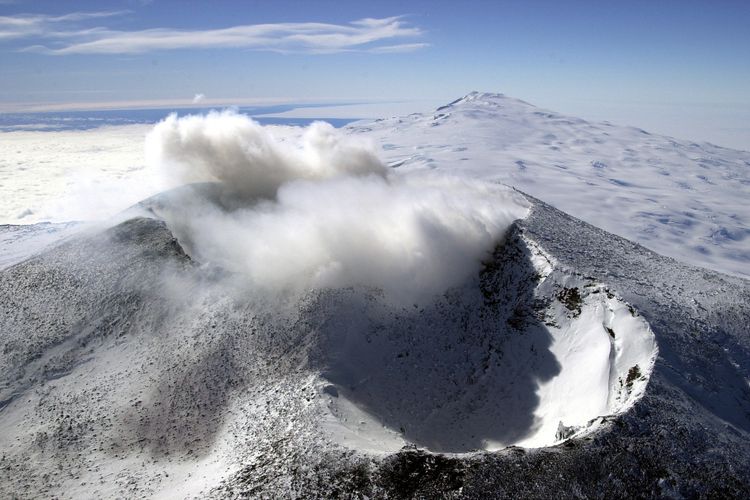 Kawah Gunung Erebus di pulau Ross, Antartika